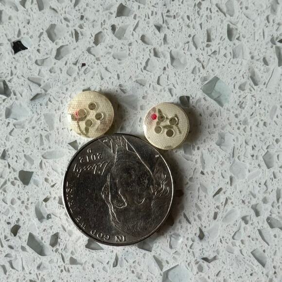 2 Vintage 60s White Floral Round 4 Hole Sewing Buttons Embellishments Notions - Picture 3 of 5